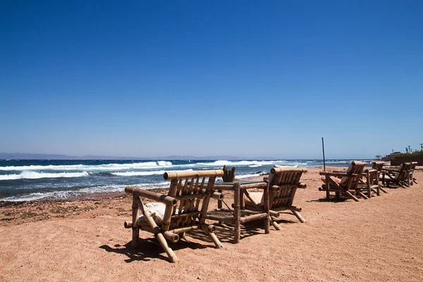 Row of bamboo chaise lounge on beach in Dahab, Sinai, Egypt. Be — Stock Photo, Image