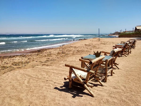 Row of bamboo chaise lounge on beach in Dahab, Sinai, Egypt. Bea — Stock Photo, Image