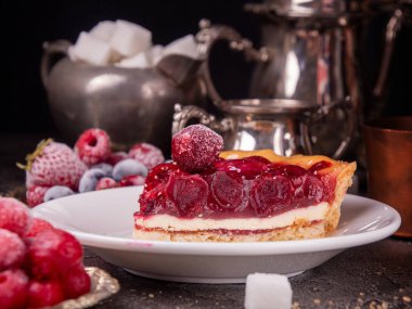 Kirazlı cheesecake. Beyaz tabakta çocuk oyuncağı..