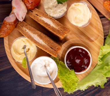 Bir sürü sandviç, kızarmış ekmek ve füme chi. Tahtanın üzerinde Ken.