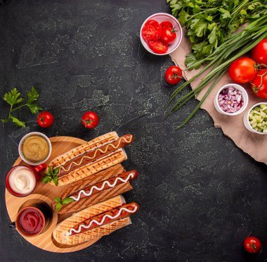 Siyah arka planda sosisli sandviç. Uzayı kopyala Fast food, American Tr.