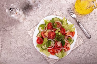 Beyaz soğanlı sebze salatası, salatalık, domates, marul, par