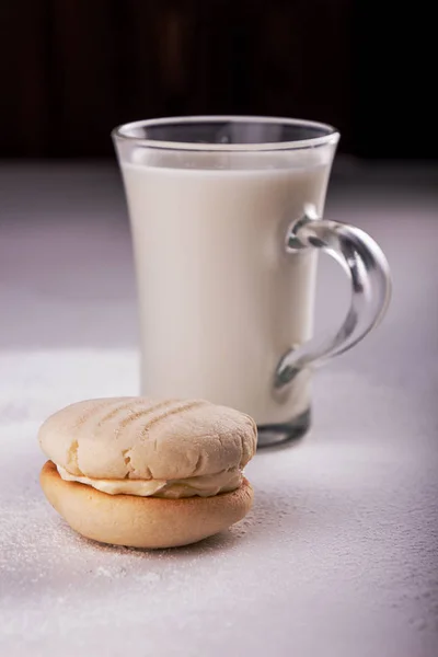 Traditional american cookie biscuit Melting Moments and glass cu — Stock Photo, Image