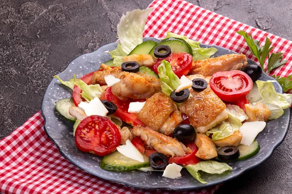 모차렐라, 치즈, 올리브, 치킨의 야채와 육류 샐러드, — 스톡 사진