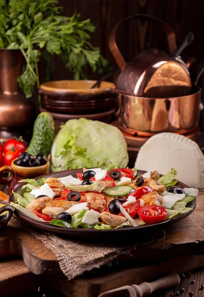 Plantaardige en vleessalade van mozzarella, kaas, olijven, kip, — Stockfoto