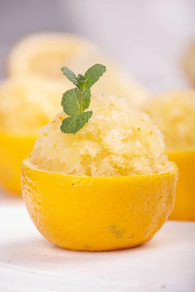 Sorbetto Alla Frutta Limone Dolce Rinfrescante Estivo Metà Buccia Limone — Foto Stock