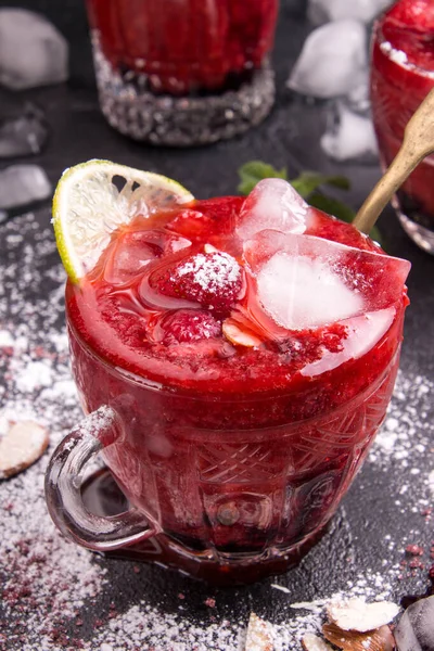 Batido Batido Fresa Mezclado Con Fresas Enteras Hielo Limón Vasos —  Fotos de Stock