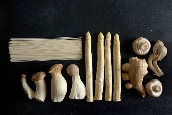 Matières Premières Cuire Sur Fond Noir Asperges Blanches Champignons Nouilles — Photo