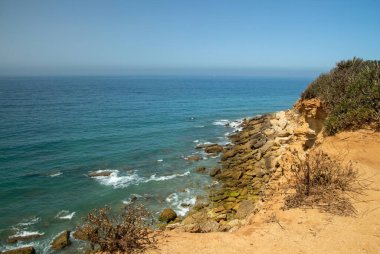 Atlantik Okyanusu, İspanyol deniz canavarı, kayalar. Güzel deniz manzarası.