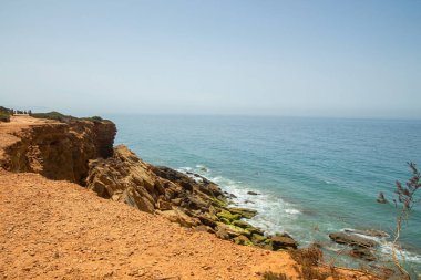 Atlantik Okyanusu, İspanyol deniz canavarı, kayalar. Güzel deniz manzarası.