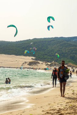 TARIFA, SPAINE - 19 Temmuz 2018 İspanya 'da güzel beyaz Tarifa plajı uçurtmacılar ve güneşliklerle doludur.