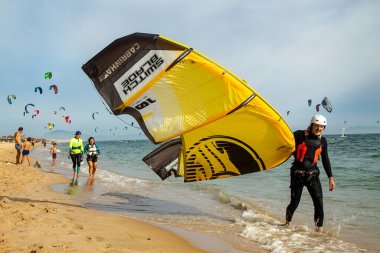 TARIFA, SPAINE - 19 Temmuz 2018: Tarifa, İspanya: Uçurtma Atlas Okyanusu 'nda plajda spor yapıyor. Güzel beyaz Tarifa plajı uçurtmacılar ve güneşlenenlerle dolu.. 