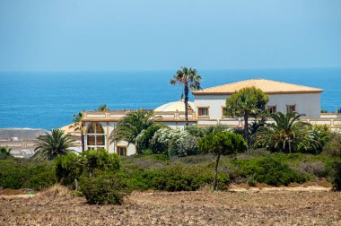 TARIFA, SPAINE - 19 Temmuz 2018: Atlantik Okyanusu kıyısındaki güzel villa