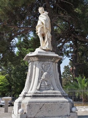 Kont Schulenburg Heykeli Korfu, Yunanistan 'da. Bu heykel Johann Matthias von der Schulenburg anısına dikilmiştir. Venedik Cumhuriyeti tarafından komşu İyon Adaları 'na saldırdıklarında Korfu' yu Türklerden korumak için işe alındı..