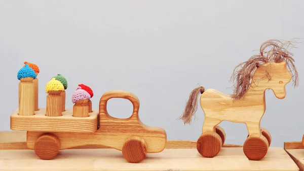 Brinquedos, de madeira, caminhão, cavalo, passageiros , — Fotografia de Stock
