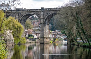 Knaresborough, River Nidd ve demiryolu viyadüğü ile, Yorkshire, İngiltere