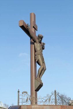 Tacın dikenler kolyuchemm açık havada yan görünüm, içinde büyük bir haç İsa ile.