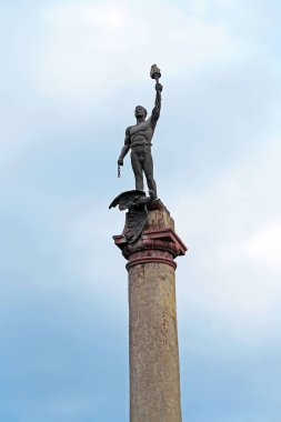 Efsanevi kahraman Prometheus zinciri kırdı kuş elinde bir meşale ile kazanılan Işkenceci mağlup kartal gövdesi üzerinde oluşturulur