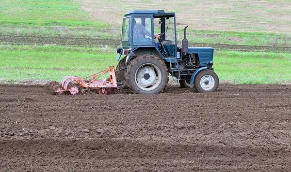 Traktor-Kultivátor harrow rögzítve, a földön. Nyári szezonban — Stock Fotó