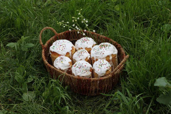 Panier en osier avec gâteau de Pâques traditionnel en glaçure blanche très e — Photo