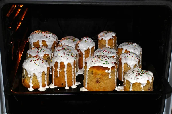 Традиционные пасхальные торты перед Счастливая Пасха печи шкаф, выливается белой глазури и посыпать украшенными яркими крошками. Счастливой Пасхи — стоковое фото