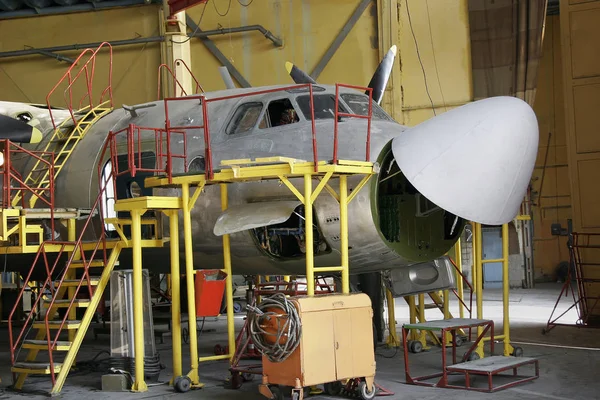 Разобран для ремонта самолета окружен лестницами и — стоковое фото