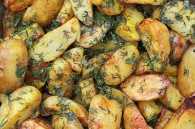 Patates iştah açıcı dilim kızarmış ve otlar ile serpilir. Bir basit, güzel yemek et hazırlanan vejetaryenler için uygundur.