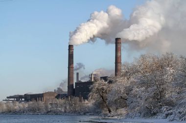 Kış büyük, Sigara fabrikası baca, endüstriyel yatay. Nehir tarafında bir karlı bitkisinin görünümü.