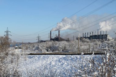 Kış endüstriyel yatay, bitki ve çok sayıda lüle. Karlı kış aylarında bir sanayi kenti.
