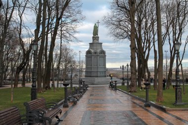 Elinde haçla taş Aziz Vladimir dağdan geniş Dinyeper Borisfen nehrine bakıyor.