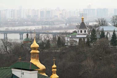 Dinyeper Nehri ve Kiev şehrine tepeden bakan Ortodoks tapınağı kompleksi Lavra