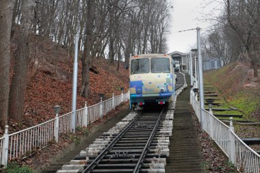 Kiev Füniküler iş başında. Füniküler istasyona varır..