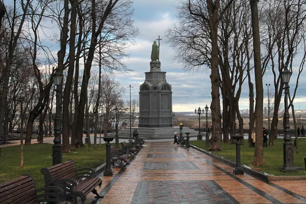 Pedra São Vladimir com uma cruz em suas mãos olha da montanha para o rio Dnieper Borisfen — Fotografia de Stock