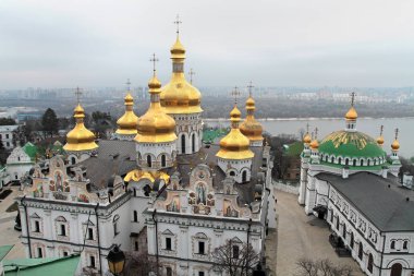 Lavra kompleksinin Ortodoks Kilisesi üst görüşü