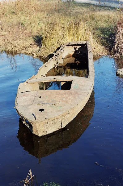 Rusty rotten boat sunken offshore — Stock Photo, Image