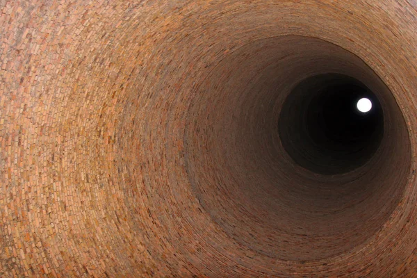 Tubulação de tijolo de fábrica, vista interior — Fotografia de Stock