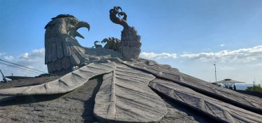 KOLLAM, KERALA, INDIA - JANUARY 07, 2020: Ramayana 'lı ilahi bir kuş olan Jatayu Heykeli, Chadayamangalam' daki Jatayu Toprak Merkezi 'nde yer almaktadır..