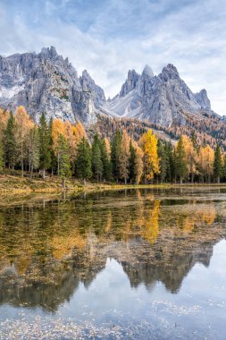 Arka planda Tre Cime di Lavaredo ile d 'Antorno Gölü' nde sonbahar manzarası. Veneto, İtalya.