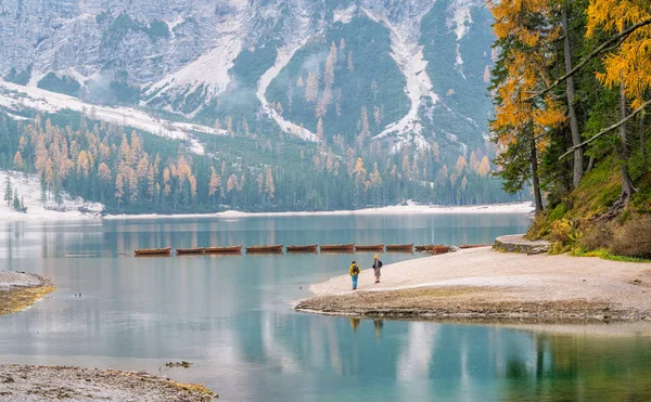 Foggy Herfstochtend Aan Het Meer Van Braies Provincie Bolzano Trentino — Stockfoto