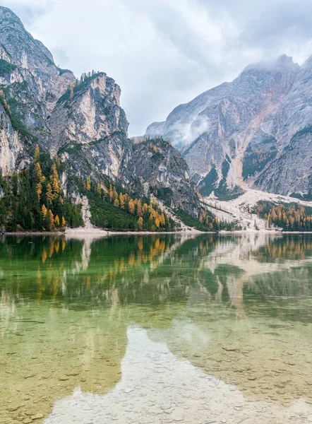 Mañana Otoño Brumosa Lago Braies Provincia Bolzano Trentino Alto Adigio — Foto de Stock