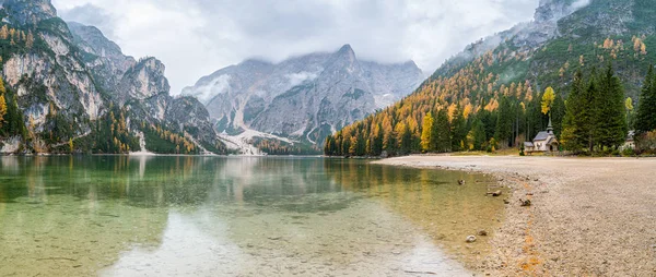 Foggy Herfstochtend Aan Het Meer Van Braies Provincie Bolzano Trentino — Stockfoto