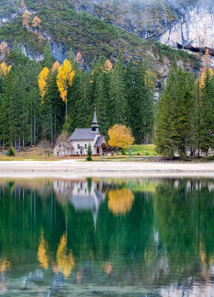 Mañana Otoño Brumosa Lago Braies Provincia Bolzano Trentino Alto Adigio — Foto de Stock