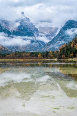 Landro Gölü 'nde sisli bir sonbahar günü, Bolzano ili, Trentino Alto Adige, İtalya.