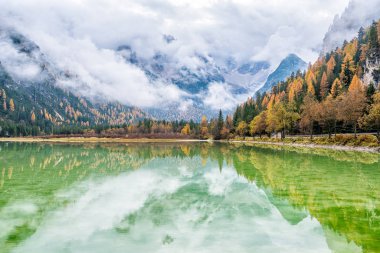 Landro Gölü 'nde sisli bir sonbahar günü, Bolzano ili, Trentino Alto Adige, İtalya.