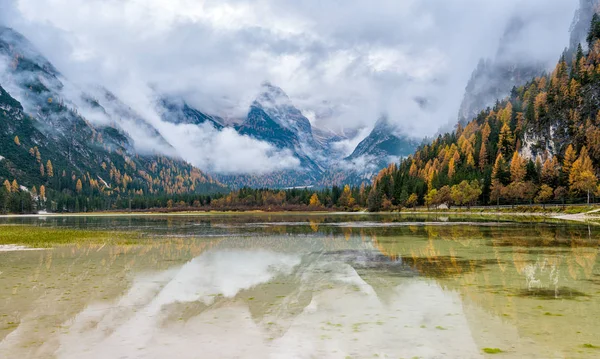 Foggy Φθινοπωρινή Ημέρα Στη Λίμνη Landro Επαρχία Bolzano Trentino Alto — Φωτογραφία Αρχείου