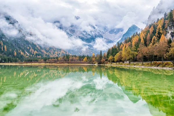 Día Otoño Nublado Lago Landro Provincia Bolzano Trentino Alto Adigio — Foto de Stock