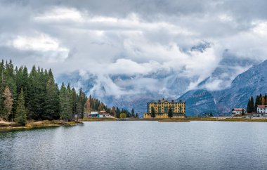 Misurina Gölü, Auronzo di Cadore, Veneto, İtalya 'da bulutlu sonbahar manzarası.