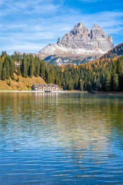Misurina Gölü, Auronzo di Cadore, Veneto, İtalya 'da Idyllic sonbahar manzarası.