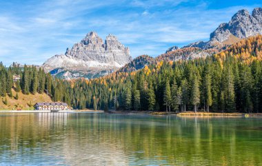 Misurina Gölü, Auronzo di Cadore, Veneto, İtalya 'da Idyllic sonbahar manzarası.