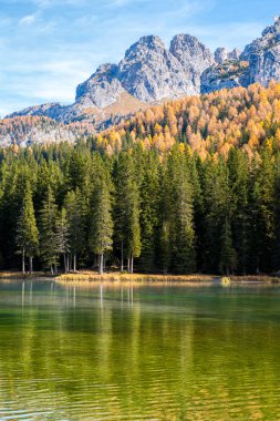 Misurina Gölü, Auronzo di Cadore, Veneto, İtalya 'da Idyllic sonbahar manzarası.